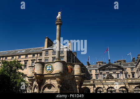 Mercat Cross mit Royal Einhorn und heraldische Medalions in der Altstadt von Edinburgh im Parlament Platz auf der Royal Mile, Schottland, Vereinigtes Königreich Stockfoto