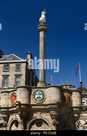 Mercat Cross mit Royal Einhorn in der Altstadt von Edinburgh im Parlament Platz auf der Royal Mile, Schottland, Vereinigtes Königreich Stockfoto