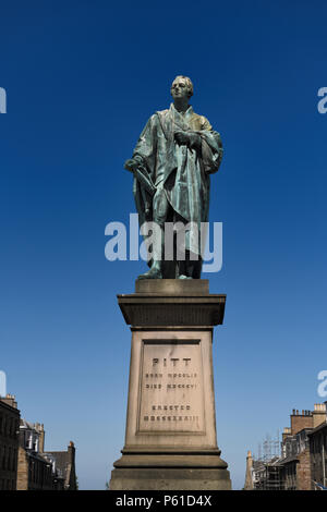 Bronze Skulptur von William Pitt der Jüngere einen britischen Premierminister auf der George Street Edinburgh Schottland mit blauer Himmel Stockfoto