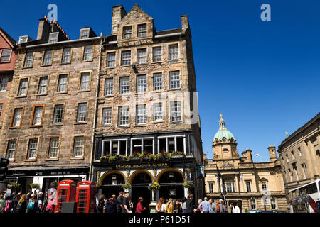 Masse von Touristen und historischen Hochhaus Stein Gebäuden auf der Royal Mile in der Altstadt von Edinburgh Schottland Großbritannien Stockfoto