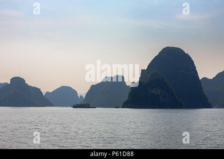 Der Kanal nördlich der Insel Cat Ba, Ha Long Bay, Quang Ninh, Vietnam Stockfoto