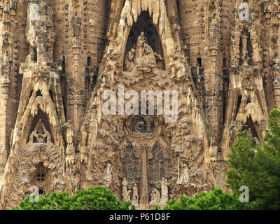 Barcelona, Spanien - Skulpturen und Details an der Fassade der berühmten Kathedrale Sagrada Familia Stockfoto