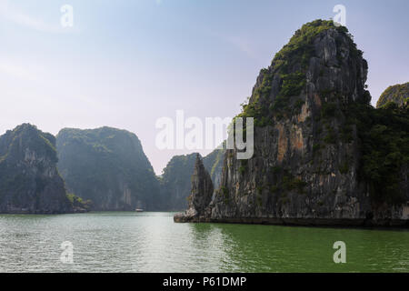 Đảo Đầu Gỗ, einer der vielen Hunderte von Inseln in Ha Long Bay, quảng Ninh Provinz, Vietnam Stockfoto