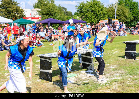 Japanische Mädchen Mannschaft von vier Frauen, werfen Custard pies bei der jährlichen Internationalen Welt Custard Pie Meisterschaft an Coxhealth, Maidstone, Großbritannien. Stockfoto