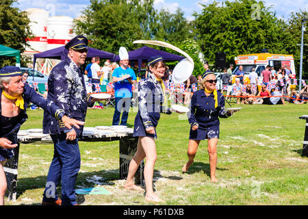 Der Fliegende Torten Team von vier Personen, werfen Custard pies bei der jährlichen Internationalen Welt Custard Pie Meisterschaft an Coxhealth, Maidstone, Großbritannien Stockfoto