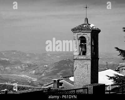 Glockenturm der Kirche und das Kloster der Kapuziner in San Marino Stockfoto