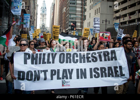 Philadelphia, USA, 14. Mai 2018. Pro-Palestinan Gruppen Protest gegen die Entscheidung der US-Regierung, seine Botschaft in Israel die Stadt Jerusalem zu bewegen. Die Bewegung kommt nach Wochen der Palestinan Proteste an der israelischen Grenze zum Gazastreifen, in dem die israelischen Streitkräfte auf gefeuert haben und Dutzende von Palestinans getötet. Stockfoto