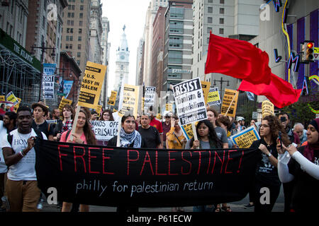 Philadelphia, USA, 14. Mai 2018. Pro-Palestinan Gruppen Protest gegen die Entscheidung der US-Regierung, seine Botschaft in Israel die Stadt Jerusalem zu bewegen. Die Bewegung kommt nach Wochen der Palestinan Proteste an der israelischen Grenze zum Gazastreifen, in dem die israelischen Streitkräfte auf gefeuert haben und Dutzende von Palestinans getötet. Stockfoto