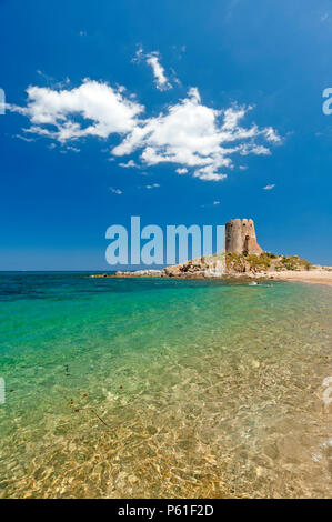 Alte Turm am Strand in Torre di Bari, Sardinien, Italien Stockfoto