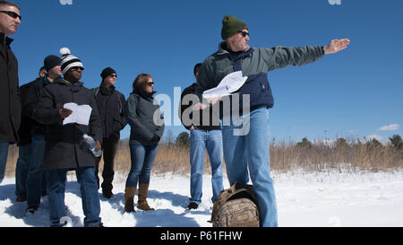 Die Marines besuchten Saratoga Springs, New York, am 5. April 2016, um die Taktiken auf dem Schlachtfeld des Unabhängigkeitskriegs zu studieren. Die Expeditionary Warfare School hob Strategien hervor, die eine Gegenneigung gegen eine Vorwärtsneigung und eine Deckung gegen eine Verheimlichung beinhalten. Die Teilnehmer untersuchten Geländeeigenschaften, die Vorteile der Sichtlinie und den Einfluss der Höhe auf die Truppenbewegungen. Die Übung konzentrierte sich auf den historischen Kontext, Führungsprinzipien, Situationsbewusstsein und die Anwendung von Konzepten der Expeditionskrieg in Ausbildung und Ausbildung. Stockfoto