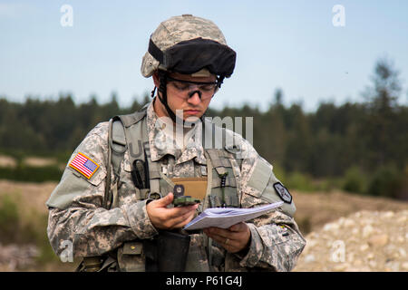 April 4, 2016 - SGT. Justin Morton, 653Rd Transport Bataillon, findet Punkte auf dem Land navigation Fall am Besten die 79 Erhaltung unterstützt den Befehl Krieger Wettbewerb, Fort Lewis, Washington Wettbewerber sowohl körperlich als auch geistig anspruchsvolle Events auf Divisionsebene Gesicht. Die Junior eingetragen und nicht-Auftraggeber officer Gewinner wird auch an die US Army Reserve Command besten Krieger die folgenden Monat voraus. US-Armee Foto von SPC Timothy Yao Stockfoto