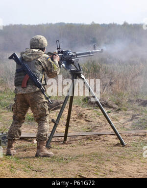 Ein Soldat der ukrainischen Landstreitkräfte feuert während einer Feuerübung im Internationalen Friedenssicherungs- und Sicherheitszentrum in der Nähe von Jaworiw, Ukraine, ein großkalibriges schweres Maschinengewehr ab. Die Übung wird von den litauischen Landstreitkräften im Rahmen der Joint Multinational Training Group (JMTG-U) geleitet. Das Training konzentriert sich auf Fähigkeiten im Verteidigungskampf, Geschick, Waffenhandhabung, Koordination und Bereitschaft. Jede Rotation dauert neun Wochen, um Kapazitäten für Selbstverteidigung und Interoperabilität mit NATO-Partnern aufzubauen. Stockfoto