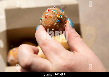 Eine Schachtel Timbits in einem Tim Hortons store in Kanada. Timbits sind im Wesentlichen, aromatisiert Donut Stücke. Stockfoto