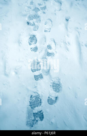 Ansicht der Fußabdrücke auf Schnee Stockfoto