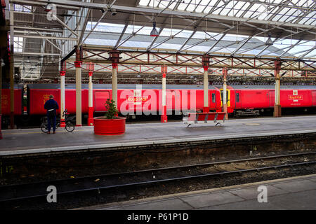 Royal Mail Sortierung Eisenbahn Zug in Crewe Station Stockfoto