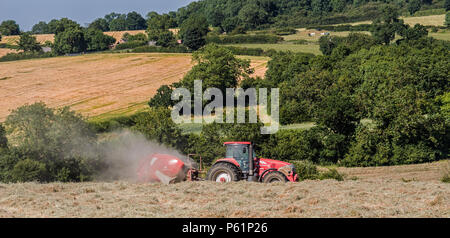 Landwirtschaft in England mit einem großen, roten Traktor Stockfoto