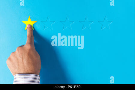 Negatives Feedback Konzept - Seite 1 Sterne auf blauem Hintergrund Stockfoto