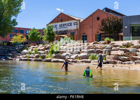 Schwimmen im Arkansas River, der durch den historischen Bezirk der kleinen Bergstadt Salida, Colorado, USA führt Stockfoto