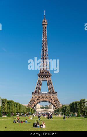 Paris, Frankreich, 23. Juni 2018: Eiffelturm Champ-de-Mars Gärten im Sommer. Stockfoto