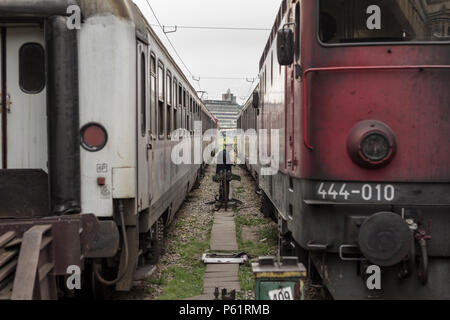 Belgrad, SERBIEN - Mai 1, 2015: Schiene Arbeiter manoevring zwischen zwei Personenzüge auf den Plattformen von Belgrad Bahnhof, Sie für bereit machen Stockfoto