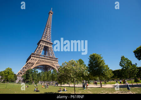 Paris, Frankreich, 23. Juni 2018: Eiffelturm Champ-de-Mars Gärten im Sommer. Stockfoto