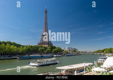 Paris, Frankreich, 23. Juni 2018: Bateau Mouche auf der Seine mit dem Eiffelturm im Hintergrund Stockfoto