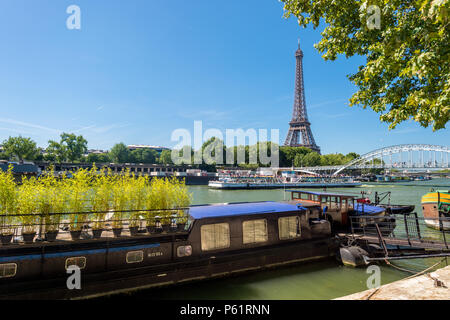 Paris, Frankreich, 23. Juni 2018: Wohngebiet Barge auf der Seine mit dem Eiffelturm im Hintergrund Stockfoto