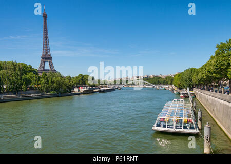 Paris, Frankreich, 23. Juni 2018: Bateau Mouche auf der Seine mit dem Eiffelturm im Hintergrund Stockfoto