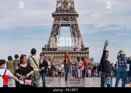 Paris, Frankreich, 23. Juni 2018: Eiffelturm von Jardins du Trocadéro mit vielen Touristen in den Vordergrund Stockfoto