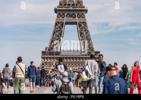 Paris, Frankreich, 23. Juni 2018: Eiffelturm von Jardins du Trocadéro mit vielen Touristen in den Vordergrund Stockfoto