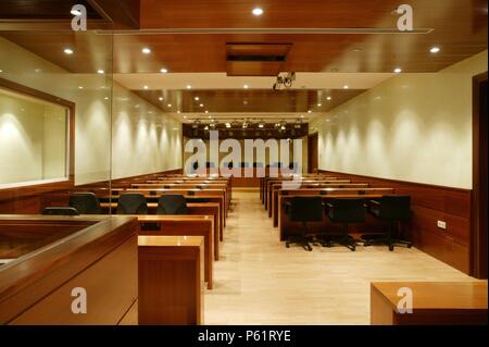 EDIFICIO DE LAS CORTES DE CASTILLA - LA MANCHA Y Antiguo Convento de San Gil. Interieur. SALA DE COMISIONES. ARQUITECTO: MANUEL SANTA OLAYA. Stockfoto