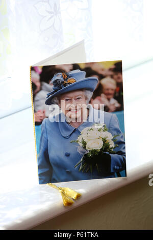 Ein Telegramm von der Königin geschickt ein Paar ihren 65th Hochzeit Jahrestag feiert in West Sussex, UK. Stockfoto