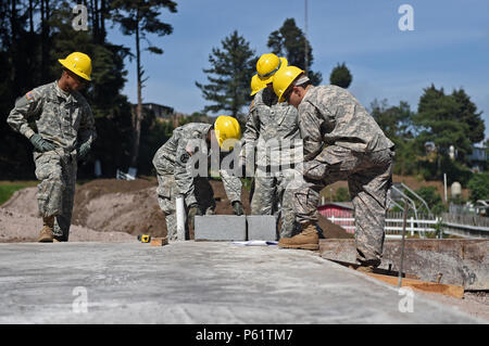 PALO GORDO, GUATEMALA - Tennessee National Guard Soldaten des 212Th Engineer Unternehmen und Hohlblocksteine auf der Baustelle eines neuen medizinischen Klinik Gebäude: 12. April 2016 in Palo Gordo, Guatemala. Die Baustelle ist einer von drei medizinischen Kliniken und zwei Schulen, die gleichzeitig von einem multi-nationalen Joint Task Force in Guatemala in der Unterstützung der diesjährigen US-Armee des Jenseits des Horizonts Mission gebaut werden. (U.S. Air Force Foto von älteren Flieger Dillon Davis/Freigegeben) Stockfoto