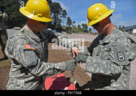 PALO GORDO, GUATEMALA - Tennessee National Guard 1. Lt Bernard Gräber und Staff Sgt. James Hatley, 212Th Engineer Company, Messen und Band ein Bohrer vor dem Bohren von Löchern in das Fundament Bewehrung auf der Baustelle eines neuen medizinischen Klinik Gebäude: 12. April 2016 in Palo Gordo, Guatemala zu platzieren. Die Baustelle ist einer von drei medizinischen Kliniken und zwei Schulen, die gleichzeitig von einem multi-nationalen Joint Task Force in Guatemala in der Unterstützung der diesjährigen US-Armee des Jenseits des Horizonts Mission gebaut werden. (U.S. Air Force Foto von älteren Flieger Dillon Davis/Rele Stockfoto