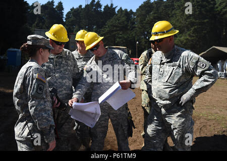 PALO GORDO, GUATEMALA - Tennessee National Guard Soldaten des 212Th Engineer Unternehmen Überprüfung der Baupläne bewehrungsstahl vor dem Bohren der Löcher, die in die Stiftung an der Baustelle eines neuen medizinischen Klinik Gebäude: 12. April 2016 in Palo Gordo, Guatemala. Die Baustelle ist einer von drei medizinischen Kliniken und zwei Schulen, die gleichzeitig von einem multi-nationalen Joint Task Force in Guatemala in der Unterstützung der diesjährigen US-Armee des Jenseits des Horizonts Mission gebaut werden. (U.S. Air Force Foto von älteren Flieger Dillon Davis/Freigegeben) Stockfoto