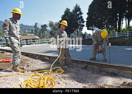 PALO GORDO, GUATEMALA - Tennessee National Guard Soldaten des 212Th Engineer Unternehmen Armierungseisen Bohrer Löcher in die Stiftung an der Baustelle eines neuen medizinischen Klinik Gebäude: 12. April 2016 in Palo Gordo, Guatemala. Die Baustelle ist einer von drei medizinischen Kliniken und zwei Schulen, die gleichzeitig von einem multi-nationalen Joint Task Force in Guatemala in der Unterstützung der diesjährigen US-Armee des Jenseits des Horizonts Mission gebaut werden. (U.S. Air Force Foto von älteren Flieger Dillon Davis/Freigegeben) Stockfoto