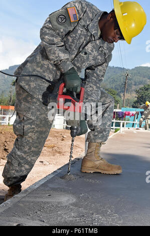 PALO GORDO, GUATEMALA - Tennessee National Guard SPC. Nick Ware, 212Th Engineer Unternehmen Armierungseisen, bohren Sie ein Loch in die Stiftung an der Baustelle eines neuen medizinischen Klinik Gebäude: 12. April 2016 in Palo Gordo, Guatemala. Die Baustelle ist einer von drei medizinischen Kliniken und zwei Schulen, die gleichzeitig von einem multi-nationalen Joint Task Force in Guatemala in der Unterstützung der diesjährigen US-Armee des Jenseits des Horizonts Mission gebaut werden. (U.S. Air Force Foto von älteren Flieger Dillon Davis/Freigegeben) Stockfoto