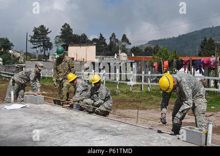 PALO GORDO, GUATEMALA - Tennessee National Guard Soldaten des 212Th Engineer Unternehmen bereiten die Grundlage der ersten Zeile cinder Block an der Baustelle eines neuen medizinischen Klinik Gebäude: 12. April 2016 in Palo Gordo, Guatemala zu legen. Die Baustelle ist einer von drei medizinischen Kliniken und zwei Schulen, die gleichzeitig von einem multi-nationalen Joint Task Force in Guatemala in der Unterstützung der diesjährigen US-Armee des Jenseits des Horizonts Mission gebaut werden. (U.S. Air Force Foto von älteren Flieger Dillon Davis/Freigegeben) Stockfoto