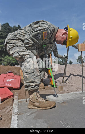 PALO GORDO, GUATEMALA - Tennessee National Guard Staff Sgt. James Hatley, 212Th Engineer Company, gilt eine starke Klebstoff auf eine Bewehrung Loch an der Baustelle eines neuen medizinischen Klinik Gebäude: 12. April 2016 in Palo Gordo, Guatemala. Die Baustelle ist einer von drei medizinischen Kliniken und zwei Schulen, die gleichzeitig von einem multi-nationalen Joint Task Force in Guatemala in der Unterstützung der diesjährigen US-Armee des Jenseits des Horizonts Mission gebaut werden. (U.S. Air Force Foto von älteren Flieger Dillon Davis/Freigegeben) Stockfoto