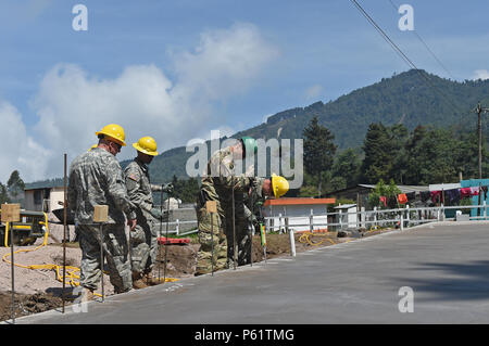 PALO GORDO, GUATEMALA - Tennessee National Guard Soldaten des 212Th Engineer Unternehmen bereiten die Grundlage der ersten Zeile cinder Block an der Baustelle eines neuen medizinischen Klinik Gebäude: 12. April 2016 in Palo Gordo, Guatemala zu legen. Die Baustelle ist einer von drei medizinischen Kliniken und zwei Schulen, die gleichzeitig von einem multi-nationalen Joint Task Force in Guatemala in der Unterstützung der diesjährigen US-Armee des Jenseits des Horizonts Mission gebaut werden. (U.S. Air Force Foto von älteren Flieger Dillon Davis/Freigegeben) Stockfoto