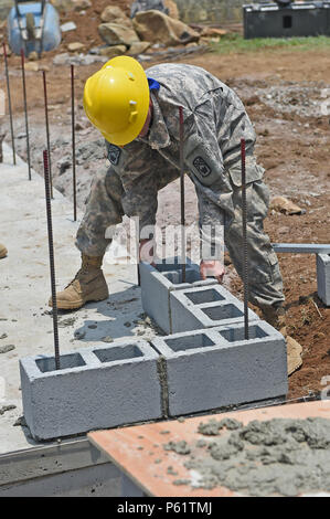 SAN RAFAEL, GUATEMALA - Tennessee Nation Guard SPC. Nick Riemenscheibe, 212Th Engineer Company, Orte und Ebenen ein schlackenkegel Block an der Baustelle eines neuen Schulgebäudes am 12. April 2016 in San Rafael, Guatemala. Die Baustelle ist einer von drei medizinischen Kliniken und zwei Schulen, die gleichzeitig von einem multi-nationalen Joint Task Force in Guatemala in der Unterstützung der diesjährigen US-Armee des Jenseits des Horizonts Mission gebaut werden. (U.S. Air Force Foto von älteren Flieger Dillon Davis/Freigegeben) Stockfoto