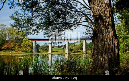 Brücke über den Fluss Stockfoto