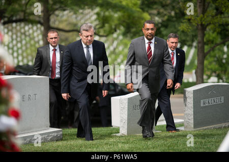 Auf dem Arlington National Cemetery, Sektion 30, wurde am 25. April 2016 das Grab von General John Shalikashvili, dem ehemaligen Vorsitzenden der Joint Chiefs of Staff und Obersten Alliierten Kommandeur, von Würdenträgern, darunter dem Premierminister von Georgien, besucht. Friedhofspersonal führte einen formellen Ansatz und zeremonielle Beobachtungen durch, in denen Shalikaschwilis Militärdienst, seine Führung und seine Beiträge zu US-amerikanischen und alliierten Militäroperationen hervorgehoben wurden. Der Besuch beinhaltete respektvolle Gesten, Reflexion und Kranzlegen am Grabmal. Stockfoto
