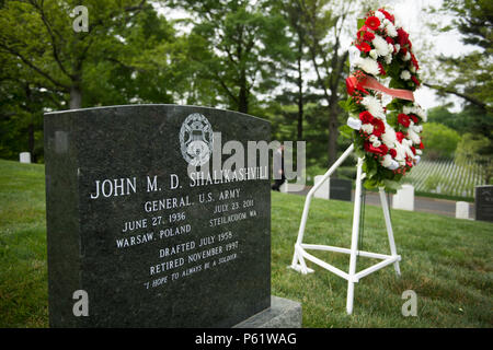 Am 25. April 2016 wurde ein Kranz am Grabmal von General John Shalikashvili in Sektion 30 des Arlington National Cemetery in Arlington, Virginia, platziert. Die Zeremonie wurde vom Premierminister von Georgien durchgeführt und würdigte Shalikaschwilis Dienste als Vorsitzender der gemeinsamen Stabschefs und Oberster Alliierter Kommandeur. Der Arlington National Cemetery ist ein historischer Militärfriedhof, auf dem US-Führer und Mitglieder des Militärdienstes beigesetzt sind, um Traditionen des Gedenkens und des Respekts für den Militärdienst zu bewahren. Stockfoto