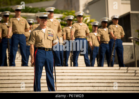 1. Sgt. Ray McGinnis steht bei Parade Rest mit der ehrengarde während des Australia New Zealand Army Corps Tag Zeremonie an der Nationalen Gedenkstätte Friedhof des Pazifik, 25. April 2016 statt. McGinnis ist die Firma first Sergeant der zweiten Bataillon, 3. Marine Regiment, und führte die Ehrengarde während der Zeremonie. Das US Marine Corps und der australischen Streitkräfte teilen, eine dauerhafte Allianz durch die Marine die Drehkraft - Darwin, die in einer rotierenden Weise entfaltet sich für sechs Monate im Jahr in Darwin, Australien. (U.S. Marine Corps Foto von Cpl. Jonathan E. LopezCruet) Stockfoto