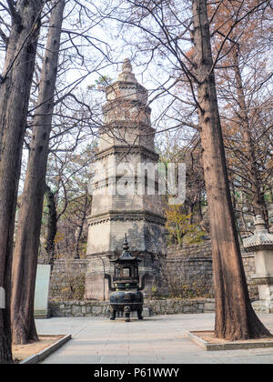 Stupa Innenhof mit der drei Stupa in der Qing Dynastie neben der ESTER FRAILE DIEZ Tempel in Yanku Scenic Area am Mt. Lao, Qingdao, China Stockfoto