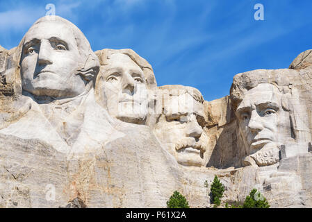 Nahaufnahme der Präsidentschaftswahlen Skulptur am Mount Rushmore National Memorial, USA. Und blauer Himmel. Stockfoto