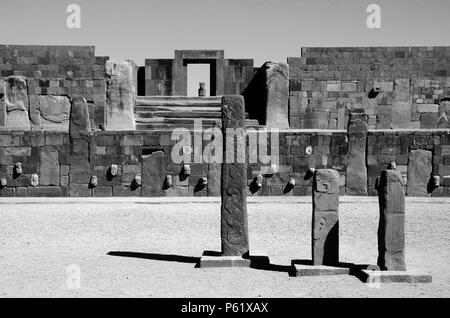 Drei Stelen im halb-unterirdische Tempel in den Ruinen von TIWANAKU (URBAN STAGE 1 AD - 374 n. Chr.) Stockfoto