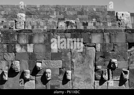 Halb-unterirdische Tempel mit geschnitzten feindlichen Köpfe - TIWANAKU Ruinen (URBAN STAGE 1 AD - 374 n. Chr.) Stockfoto