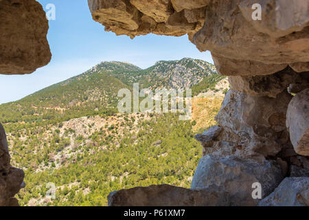 Blick auf die Hügel von den Ruinen der Burg von Monolithos. Die Insel Rhodos. Griechenland Stockfoto